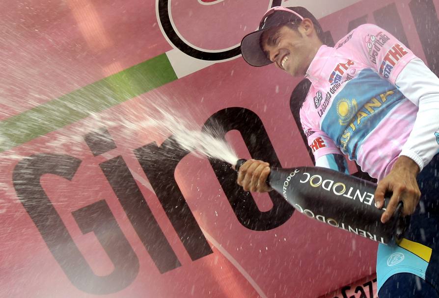 La gioia del Pistolero in maglia rosa sul podio della 16/esima tappa. Reuters